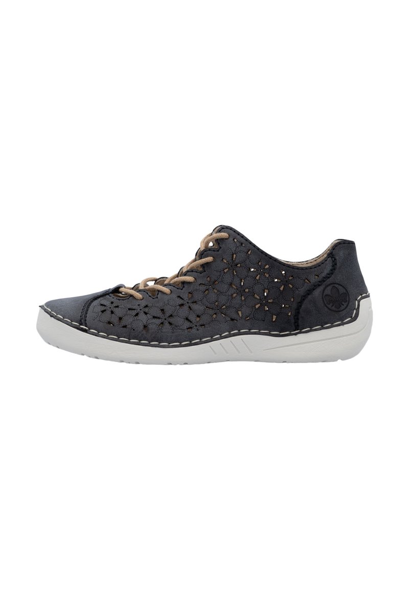 Scarpa in pelle nera con design floreale perforato, lacci color cane, suola in gomma bianca e dettagli di cucitura lungo i bordi.