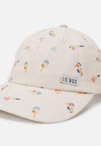 Cremfarbener Hut mit einem Muster aus bunten Eiscremes und Herzen. Hat einen gestickten Schirm und ein Etikett mit der Aufschrift "LIL'BOO." Aus Baumwollmaterial.