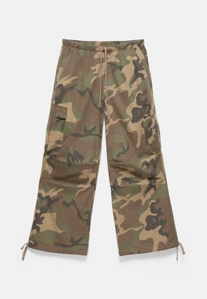 PULL&BEAR, PRINTED PARACHUTE TROUSERS - TROUSERS - Pantalon cargo - khaki