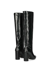 Bottes en cuir noir à hauteur de genou avec une finition brillante. Talons hauts épais et zips à l'arrière pour un enfilage facile. Présente un design élégant et épuré.