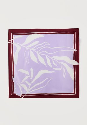 Kvadratisk tørklæde med lyse lilla centrum, hvidt abstrakt bladmønster og mørkerød kant med hvide linjer.