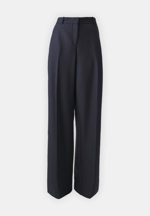 Pantaloni ampi di colore blu scuro, realizzati in tessuto testurizzato, con vita alta, piega marcata e tasche laterali per una maggiore funzionalità.