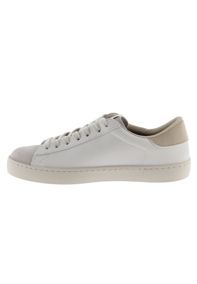 Sneaker en cuir blanc avec un capuchon en suède gris, un accent beige au talon et des lacets gris clair. Texture lisse avec des coutures le long de la semelle.