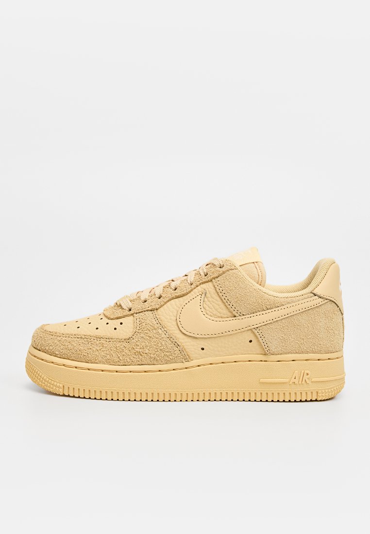 Baskets Nike Air Force 1 en daim et cuir beige, avec un bout lisse, des côtés texturés, des lacets ronds et une semelle en caoutchouc.