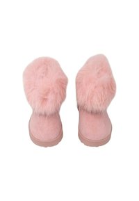 Stivali rosa con un morbido accento in pelliccia sintetica sulla parte superiore, un corpo dalla texture liscia e una suola robusta per comfort e calore.
