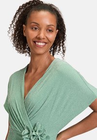 Vera Mont IM GLITZER-LOOK - Robe de cocktail - green silver