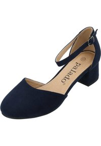 Escarpin à bride de cheville en suédine bleu marine avec un bout rond et un petit talon carré. Surface texturée et semelle intérieure rembourrée pour plus de confort.