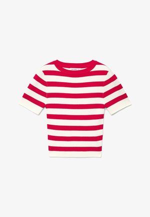 Haut en maille à manches courtes avec des rayures horizontales rouges et blanches et un col rond sur fond blanc.