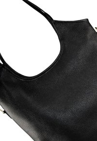 Zwarte leren tote bag met een gestructureerde afwerking, open bovenkant en twee schouderbanden. Bevat gouden accenten op de bevestigingspunten van de band.