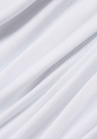 Tessuto bianco con una superficie liscia, caratterizzato da sottili costole orizzontali e una qualità leggera e traspirante, adatto per abbigliamento o rivestimenti.