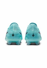 Crampons de football bleu clair avec une tige texturée, un design élégant, des accents noirs et roses prononcés, et une semelle semi-transparente.