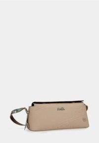 Beige rechteckige Leder-Clutch mit geprägtem Design, blumengemustertem Handgelenkriemen und metallic glänzendem Markenlogo in der unteren rechten Ecke.