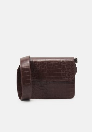 Sac en cuir marron embossé crocodile avec rabat pliant et sangle réglable. Forme rectangulaire compacte, surface texturée et couture précise.