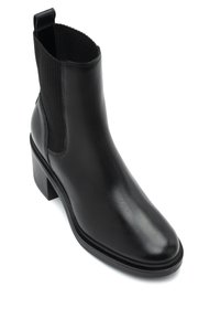 Czarne skórzane botki za kostkę z okrągłym noskiem, elastycznymi bocznymi panelem i słupkowym obcasem. Gładka faktura, elegancki design i minimalne detale.