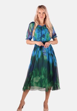 Fließendes Midikleid mit einem Farbverlauf in Blau und Grün, mit durchscheinenden Puffärmeln und einem Bindeband in der Taille. Hergestellt aus leichtem Stoff.