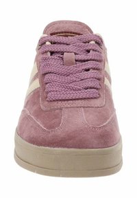 Różowe zamszowe sneakersy z kremowymi paskami, okrągły czubek, teksturowany sznurowany design oraz wyściełany język, osadzone na beżowej gumowej podeszwie.