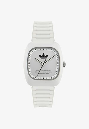 Witte vierkante horloge met een gladde zilveren wijzerplaat, zwarte uurmarkeringen en een Adidas-logo. Beschikt over een textuursvoeren witte siliconen band.