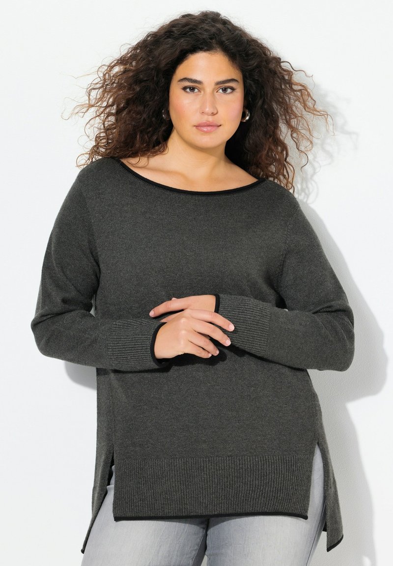 Pull en tricot gris foncé avec un décolleté large, des poignets côtelés et des fentes latérales. Présente des finitions contrastantes noires le long du décolleté et de l'ourlet.