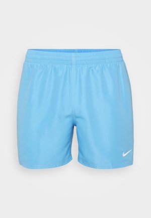 Gaiši zili sporta šorti no gludas auduma, ar elastīgu jostu un mazu baltu Nike logo apakšējā labajā pusē.