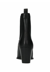 Zwarte leren enkelboots met een hoge blokhak, voorzien van een elastische zijpaneel voor gemakkelijk aan- en uittrekken en een trekband voor extra gemak.