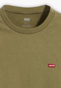 Olíva zöld pamut póló kerek nyakkal, bal mellel egy kis piros Levi's logóval és bordázott nyakkivágással.