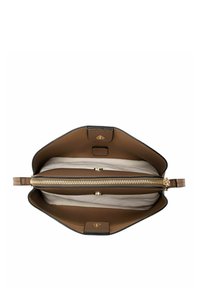 Brązowa skórzana torba na ramię z złotym zamkiem błyskawicznym, gładką fakturą i beżową podszewką. Posiada przestronną główną komorę oraz akcenty metalowe.