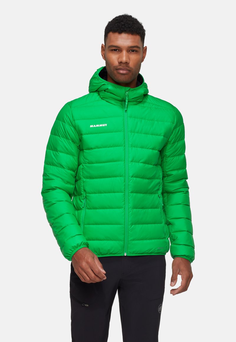 Grüne gepolsterte Jacke mit Kapuze, Reißverschluss, elastischen Bündchen und Markenlogo auf der Brust. Glattes Material mit glänzendem Finish.
