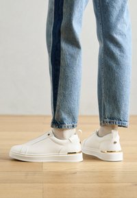 Unausgewählt, white