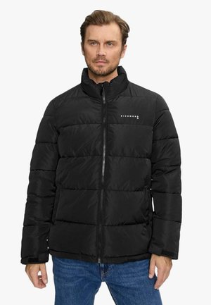 Giacca a vento nera con colletto alto, chiusura con zip e sezioni trapuntate orizzontali. Presenta un logo sul petto e un tessuto testurizzato.