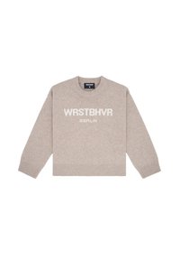Beżowy sweter z okrągłym dekoltem, długimi rękawami i prążkowanymi mankietami. Nadruk "WRSTBHVR BERLIN" w białym kolorze z przodu. Miękka struktura.