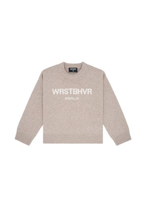 Maglione beige con collo a giro, maniche lunghe e polsini a costine. Testo "WRSTBHVR BERLIN" stampato in bianco sul davanti. Texture morbida.