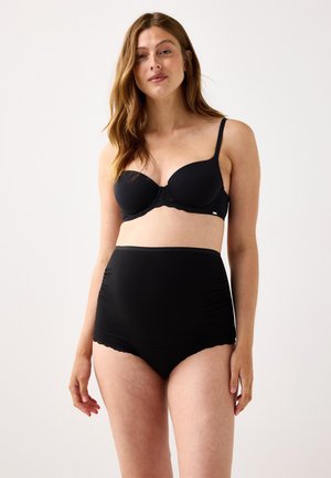 Svart BH med glatte kopper og justerbare stropper, kombinert med høymidja svarte undertøy med blonder og samlet detail på siden.