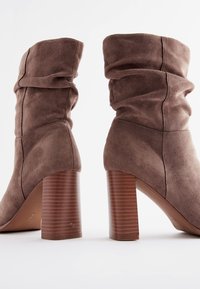 Next FOREVER COMFORTÂ® HEELED SLOUCH MIDI BOOTS - Højhælede støvler - mink brown