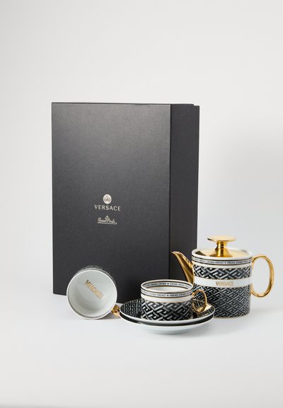 Porcelanowy zestaw do herbaty Versace w czerni i bieli z akcentami złota; zawiera imbryk, filiżankę, spodek oraz ozdobne pudełko.