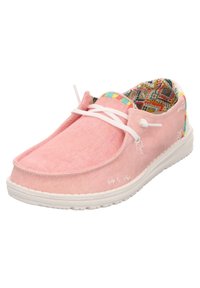 Scarpa di tela rosa chiaro con lacci bianchi, forma arrotondata, parte superiore testurizzata e rivestimento colorato e decorazioni lungo il colletto.