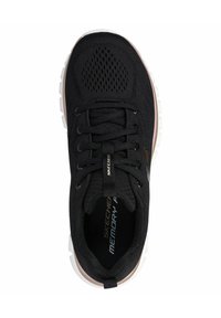 Czarne buty sportowe z oddychającą siateczką, sznurowane, z białą gumową podeszwą; posiadają napis "SKECHERS MEMORY FOAM" w kolorze złotym.