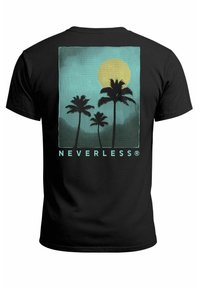 Schwarzes T-Shirt mit einem Grafikdesign von zwei Palmen, einer großen gelben Sonne und dem Text "NEVERLESS" in Aqua am unteren Rand.