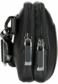 Schwarze Leder-Umhängetasche mit zwei Reißverschlussfächern, silbernen Beschlägen und strukturiertem Finish. Kompakte rechteckige Form, minimalistisches Design.
