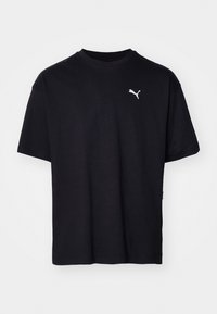 Tricou negru din bumbac cu mâneci scurte, decolteu rotund și un logo alb Puma pe partea din stânga sus a pieptului. Croială clasică, textură netedă.