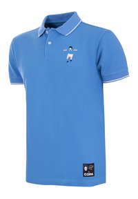 Lichtblauw poloshirt met een twee-knopen placket, contrasterende witte kraag en mouwaccenten, met een klein geborduurd figuur op de borst.