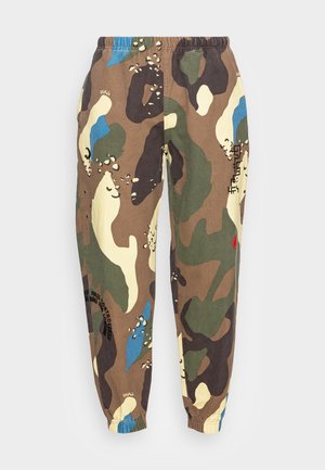 Pantalons camouflage en marron, vert et jaune avec des accents bleus. Taille et poignets élastiques. Présente un texte imprimé et un motif unique.