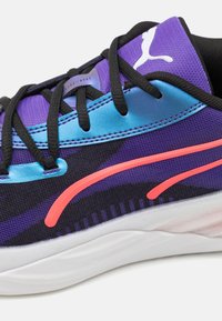 Paarse en zwarte sportief schoen met blauwe accenten, voorzien van een gestructureerde bovenkant, witte zool en helderroze branding detail.
