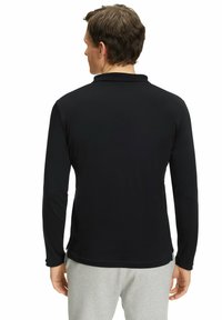 Schwarzes Langarm-Polohemd mit klassischem Kragen und seitlichen Schlitzen, gefertigt aus einem glatten, dehnbaren Stoff und mit taillierter Passform.