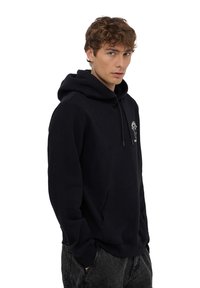 Czarna bluza z kapturem z kieszenią kangurzą, regulowanym kapturem i nadrukowanym logo na klatce piersiowej. Wykonana z miękkiego, teksturowanego materiału.