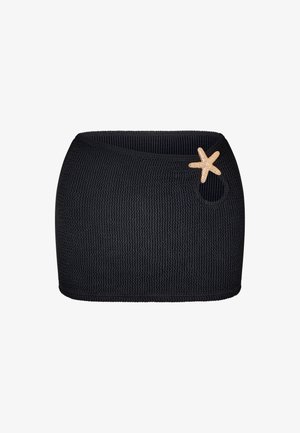 Sort strikkan med ribbet tekstur, der har en rund halsudskæring og et udsnit, som er accentueret af en tan søstjerne pynt.