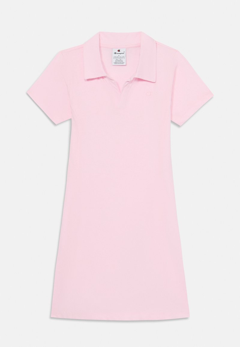 Šviesiai rožinės spalvos polo suknelė, kuri turi klasikinius atlapus, trumpas rankoves ir logotipą krūtinėje. Minkšta tekstūra ir laisvas siluetas.