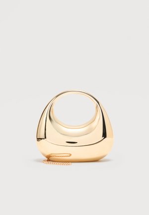 Kleine glänzende goldene Metallhandtasche mit rundem Griffausschnitt und dünnem Kettenriemen auf hellgrauem Hintergrund.