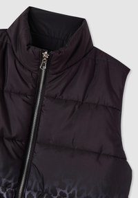 Smanicato imbottito nero con colletto alto, zip argentata, tessuto testurizzato e un sottile motivo sfumato leopardato sull'orlo.