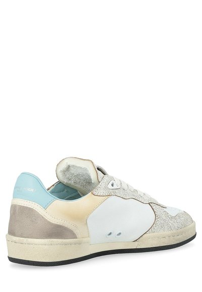 Sneakers met een mix van wit, beige en lichtblauw leer. Geotextureerd bovenwerk, zachte suède accenten en een rubberen zool. Minimalistisch ontwerp met details.