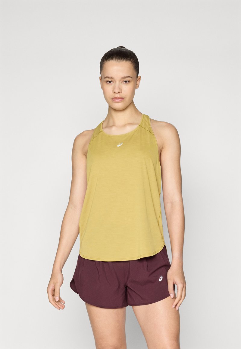 Top atlético sin mangas amarillo con escote redondeado, combinado con pantalones cortos burdeos. El material parece ligero y transpirable. Logotipo en la parte superior.